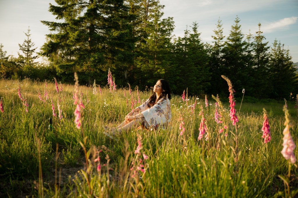 Kat sitting in the grass